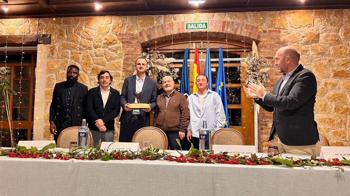 De izquierda a derecha, Paul Otía, Gerardo Sanz, Miguel López-Cedrón, José Julio Velasco, Marta Trueba y Juan Cofiño, en el momento de la entrega del galardón.