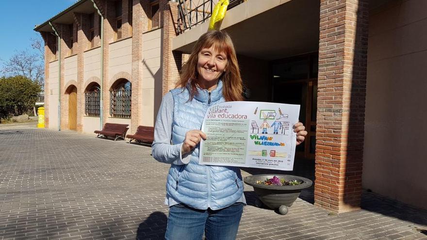 La regidora Marissa Resta amb el cartell de la trobada.