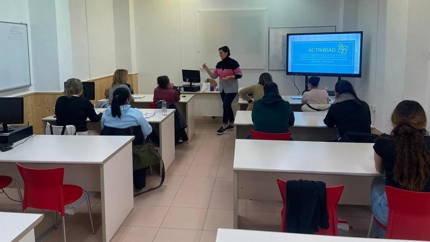 Elche Acoge forma a 20 personas en tareas adminsitrativas con certificado del Labora