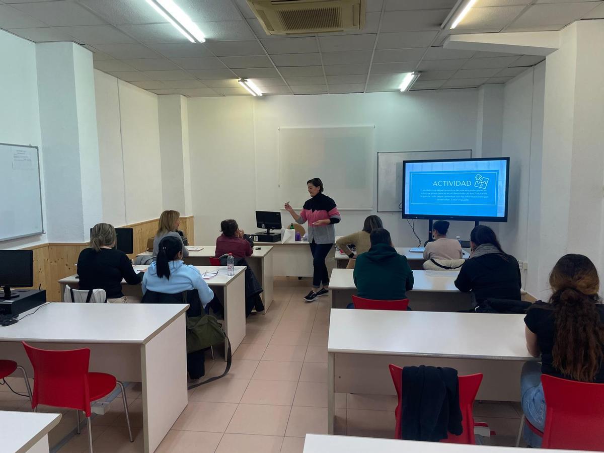 Los cursos de Elche Acoge forman a 20 inmigrantes