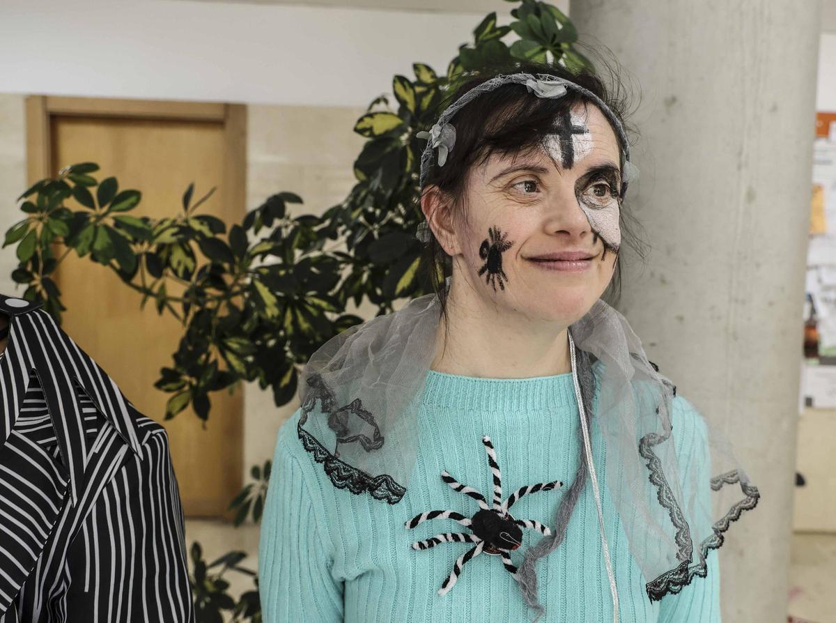 El Hospital de Sant Joan humaniza la atención al paciente oncológico con disfraces del personal de Enfermería y decoración de Halloween realizada por el Centro San Rafael El Hospital de Sant Joan humaniza la atención al paciente oncológico con disfraces del personal de Enfermería y decoración de Halloween realizada por el Centro San Rafael