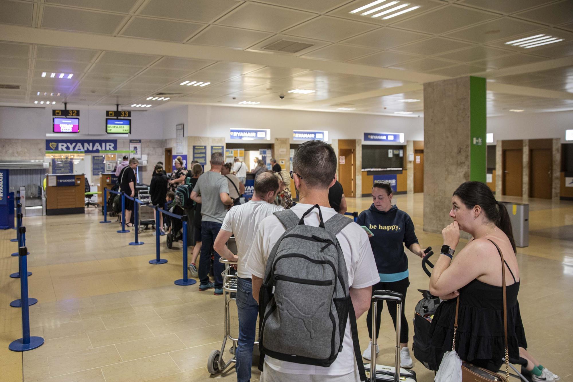 Normalitat en el primer dia de vaga de Ryanair a Girona