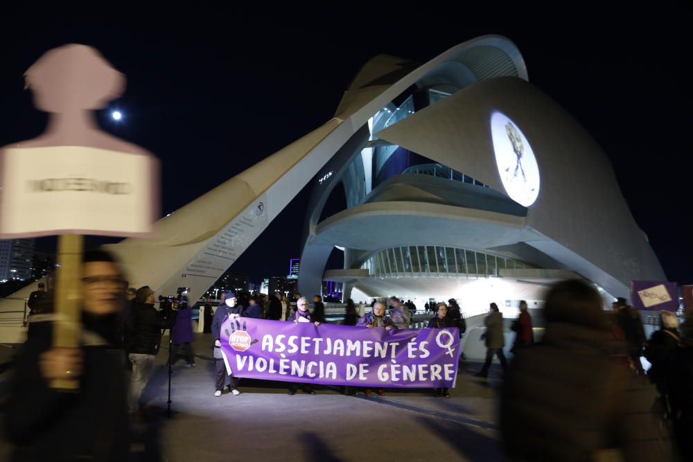 Protesta feminista contra Plácido Domingo frente a Les Arts