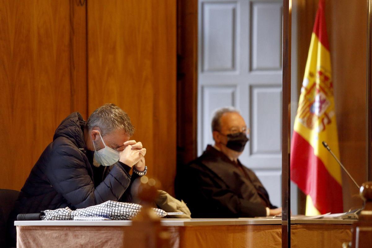 El médico acusado de cohecho por cobrar por certificados de defunción en el juicio celebrado en la Audiencia de Pontevedra.