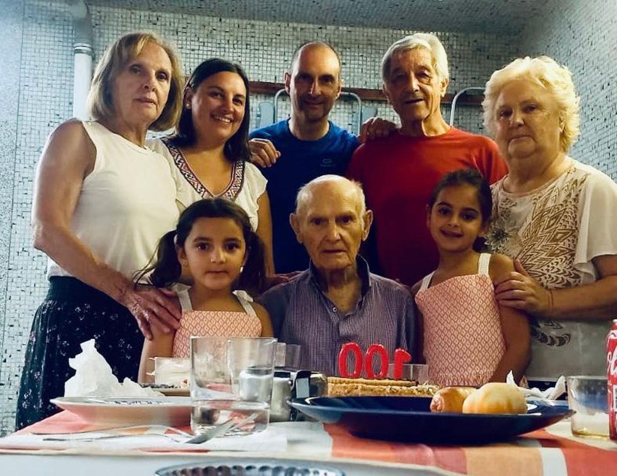 Nicanor el lunes de la semana pasada rodeado de parte su familia para festejar su 100 cumpleaños