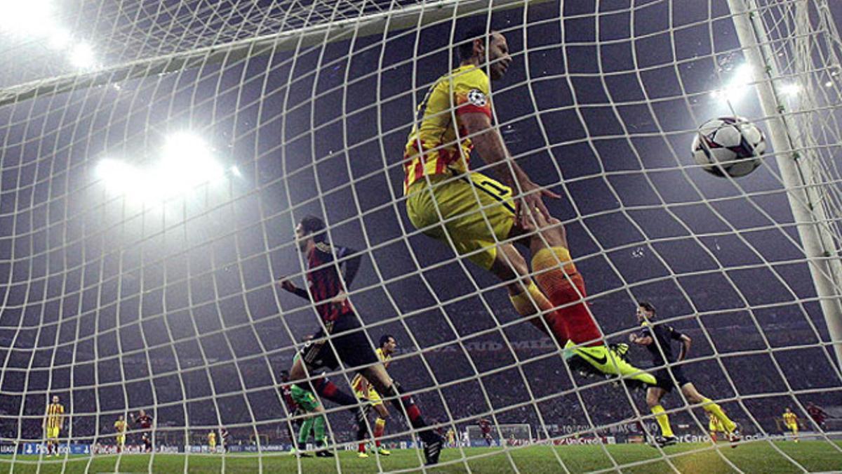 Mascherano trata de evitar, sin éxito, el gol de Robinho