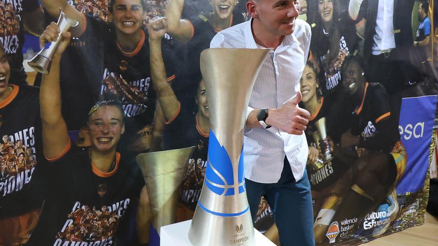 El trofeo de la Liga Femenina Endesa causa furor en La Fonteta