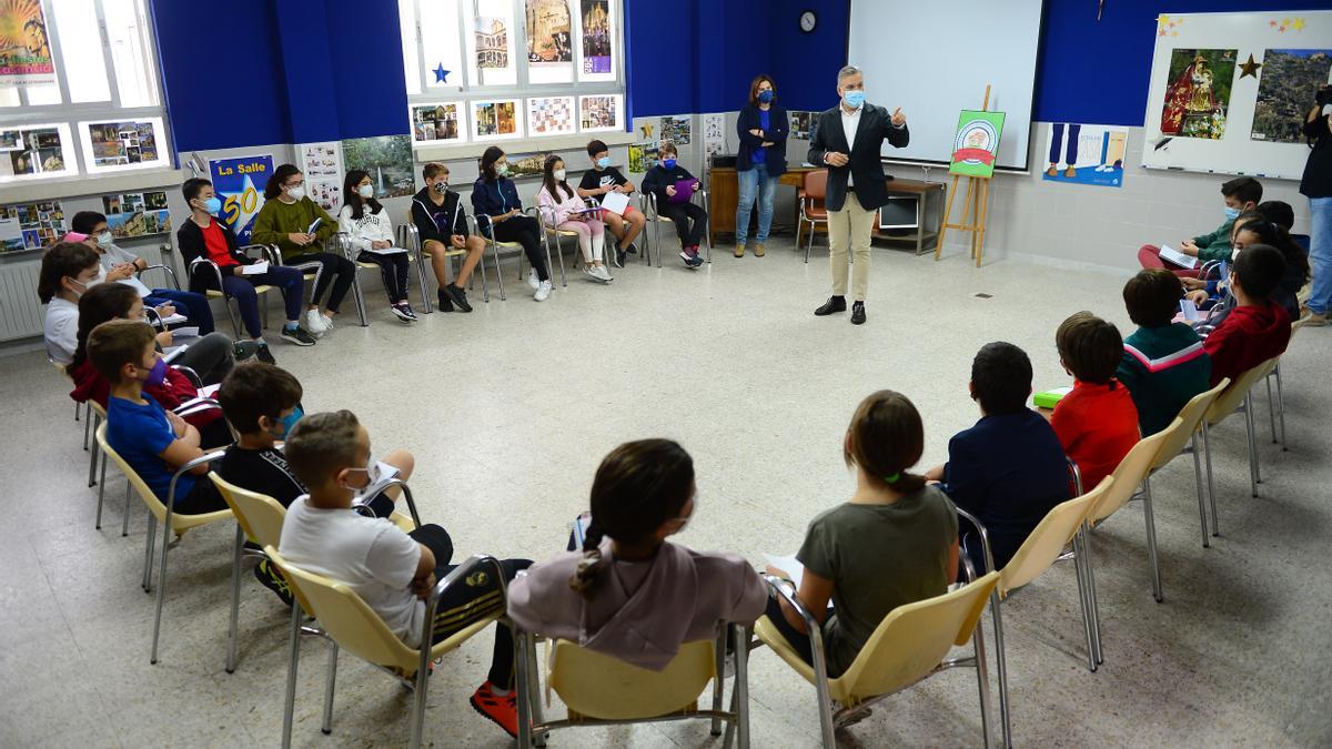 El alcalde, charlando con los alumnos de sexto y su tutora y directora de Primaria, detrás.