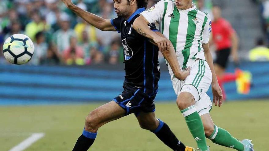 El debutante Arribas se anticipa a Guardado durante el encuentro de ayer en el Benito Villamarín.