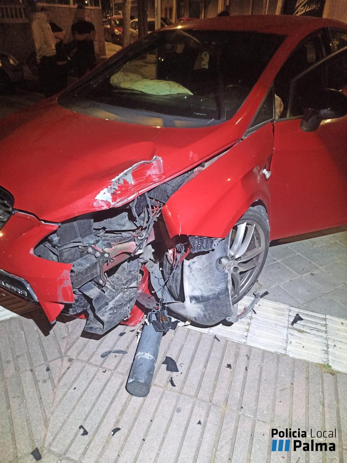 Estado en el que quedó el coche tras subirse a la acera, chocar contra un pilón en Palma y atropellar a una mujer.