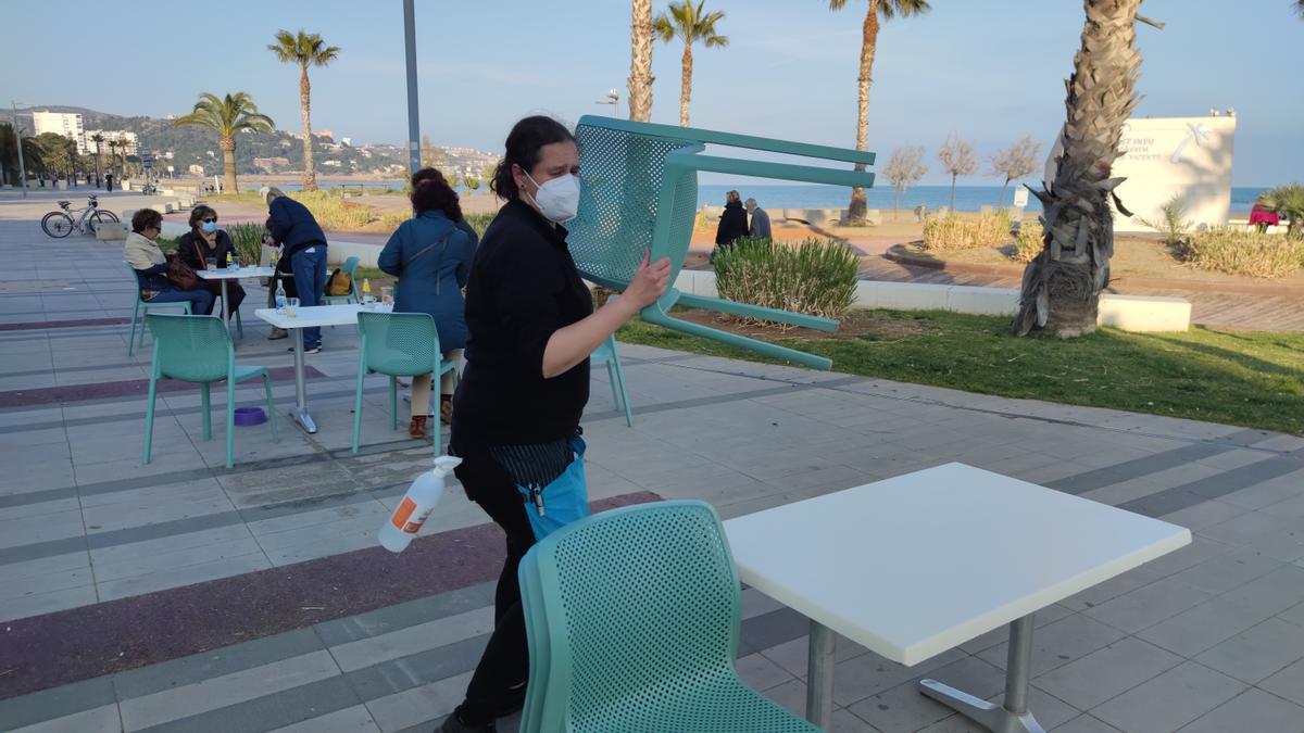 Recogida de la terraza en una cafetería de Benicàssim