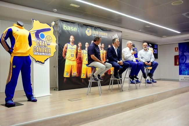 Presentacion de la nueva equipacion del ...