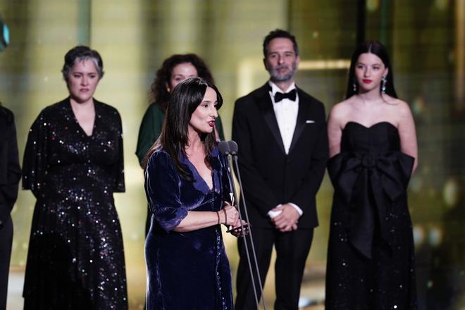 La productora Marisa Fernández Armenteros interviene junto al equipo de Los domingos tras recoger el premio a Mejor largometraje de ficción durante la gala de la 31 edición de los Premios José María Forqué, en el Palacio Municipal de IFEMA, a 13 de diciembre de 2025, en Madrid (España). Los Premios Cinematográficos José María Forqué, conocidos como ‘Premios Forqué’, fueron creados en 1996 por la Entidad de Gestión de Derechos de los Productores Audiovisuales (Egeda) para honrar la memoria de José María Forqué, figura en la cinematografía española y primer presidente de Egeda. EGEDA creó el premio con el objetivo de difundir la importancia de la industria audiovisual española e impulsar la figura del productor cinematográfico. 13 DICIEMBRE 2025;GALA;PREMIOS FORQUÉ;FORQUÉ;PREMIOS;31 EDICIÓN;IFEMA;MADRID A. Pérez Meca / Europa Press 13/12/2025. Marisa Fernández Armenteros;A. Pérez Meca;