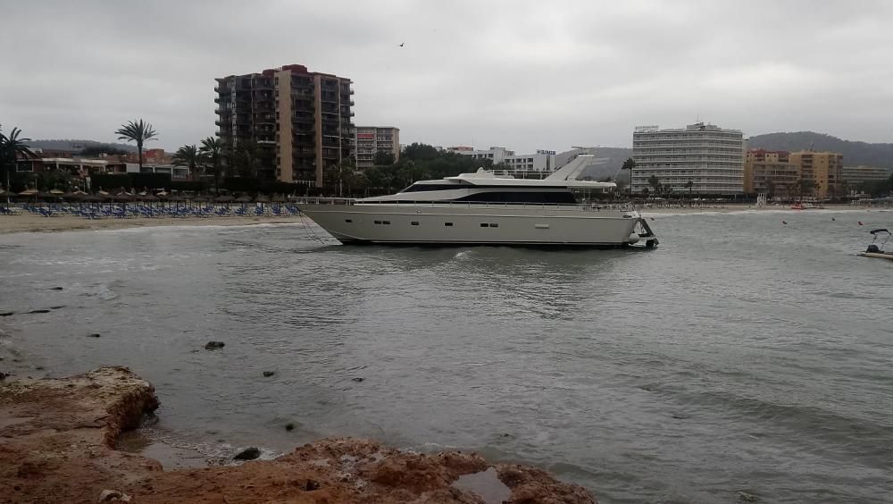 El fuerte temporal arrastra un yate hasta la playa de Cala Maties