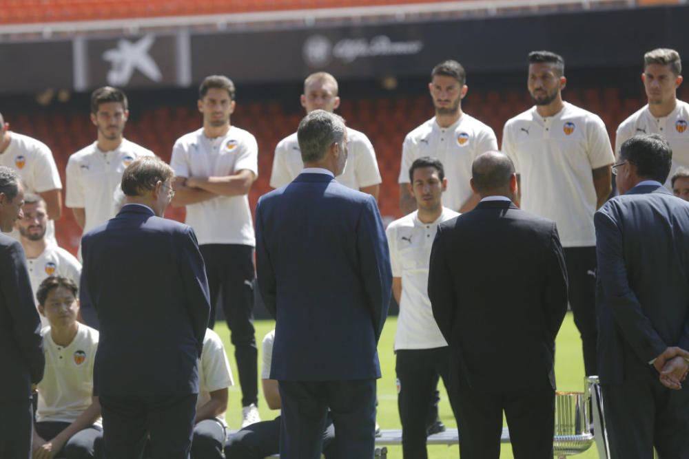 El rey Felipe VI felicita a la plantilla del Valencia CF por conseguir la Copa