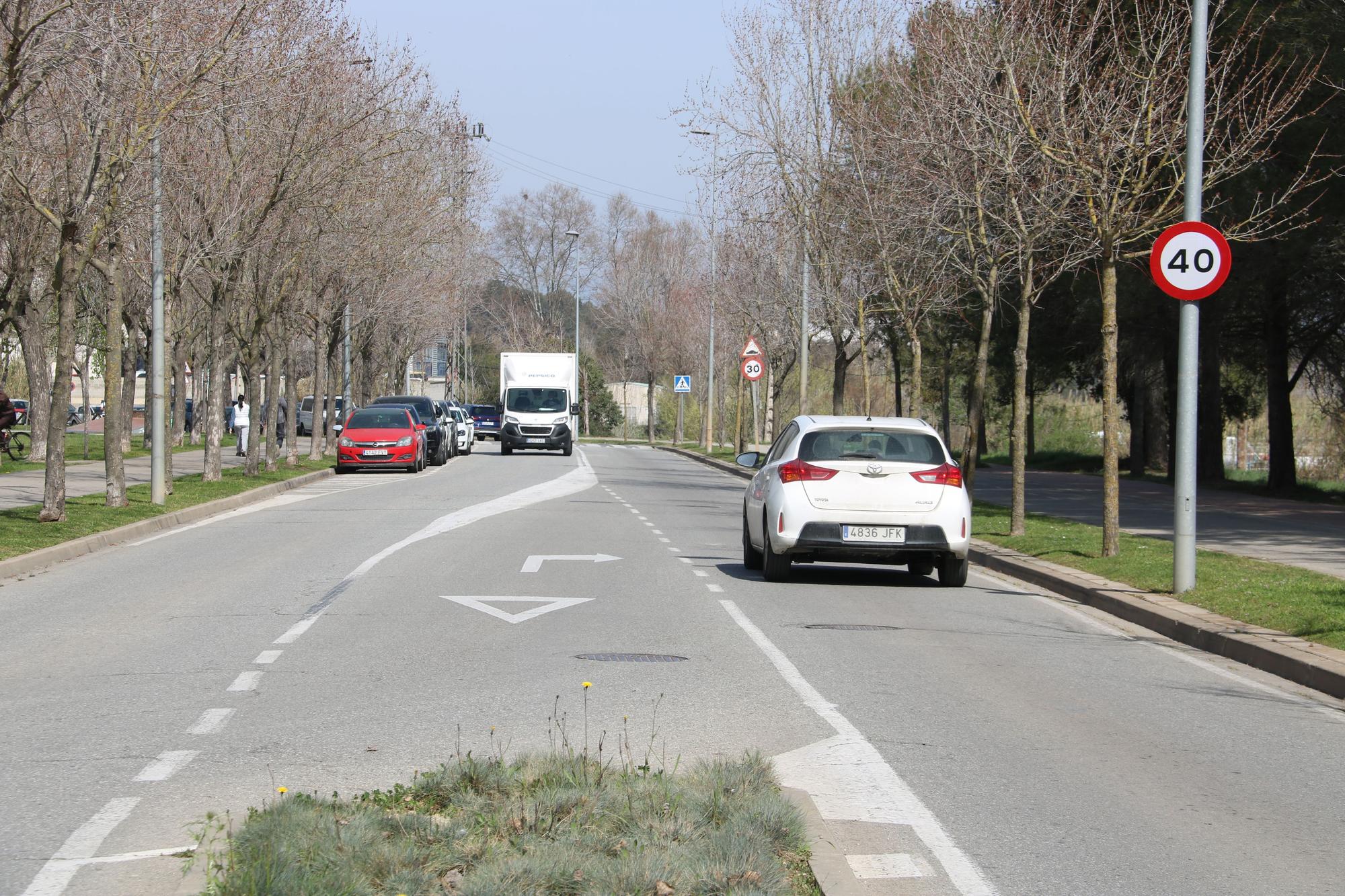 Vehículos circulando por una de las vías que forma parte de la ZBE de Sant Cugat del Vallès