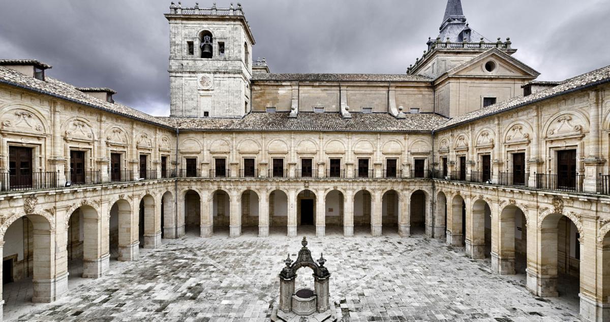Muy cerca del yacimiento puedes visitar la ciudad medieval de Uclés, con su monasterio declarado Bien de Interés Cultural