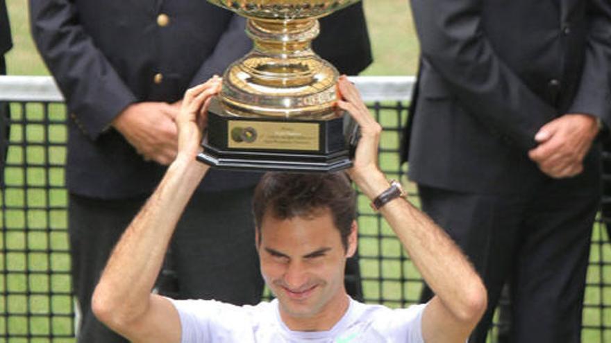 Federer celebra su victoria en Halle