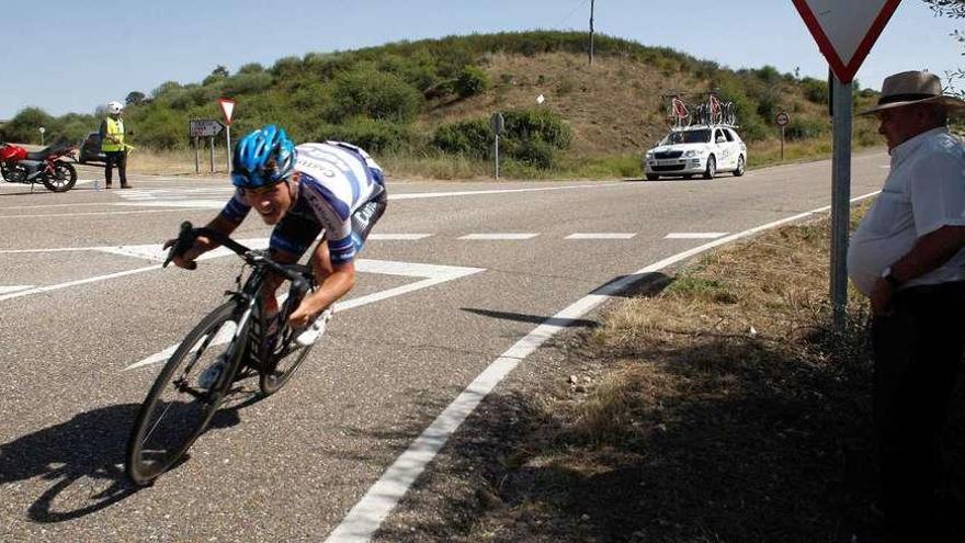 Antonio Gómez, en pleno descenso, hacia la meta de Domez de Alba donde logró la victoria ayer en la segunda etapa de la Vuelta a Zamora