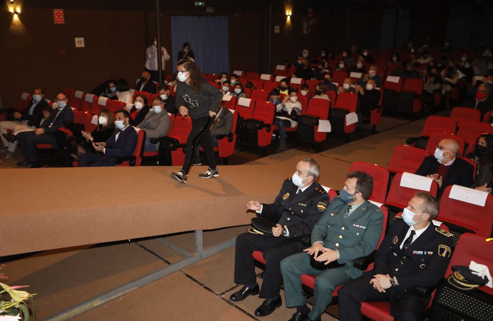 Alumnos de primaria leen artículos de la Constitución, en la casa de cultura del Port de Sagunt.