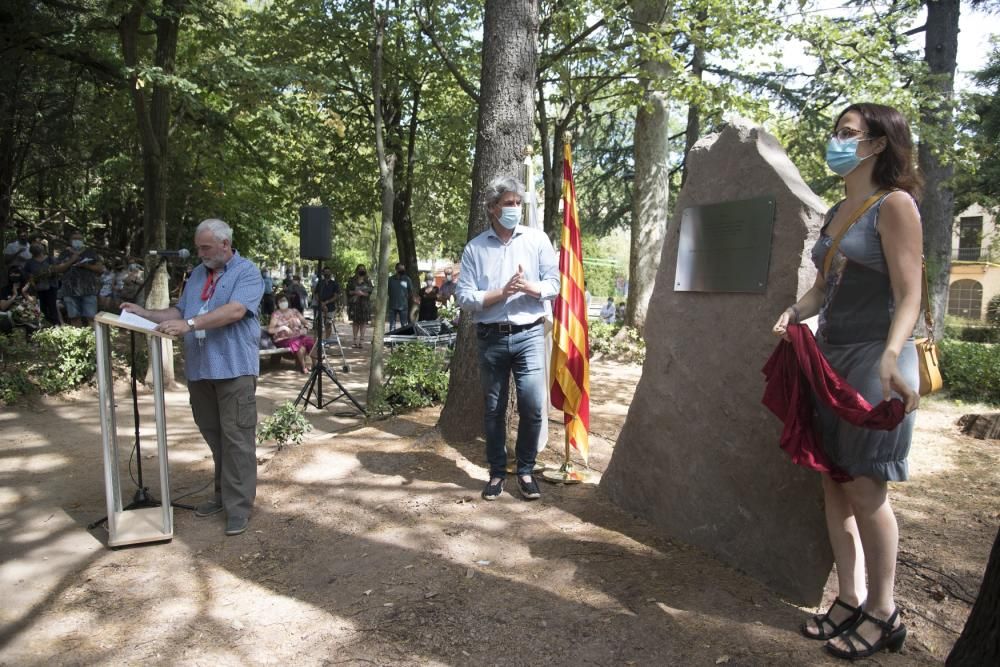 Moià alça un monòlit en memòria dels veïns que han mort durant la pandèmia