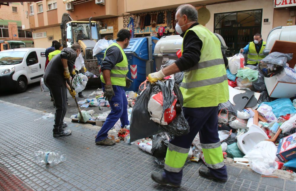 Recogida de residuos en la calle Padre Coloma