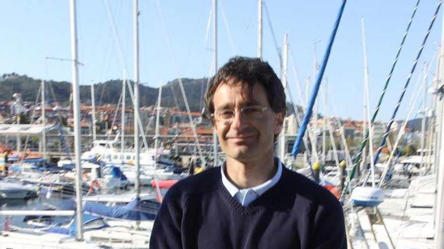 Guillermo Cordeiro, en el puerto deportivo de Cangas.