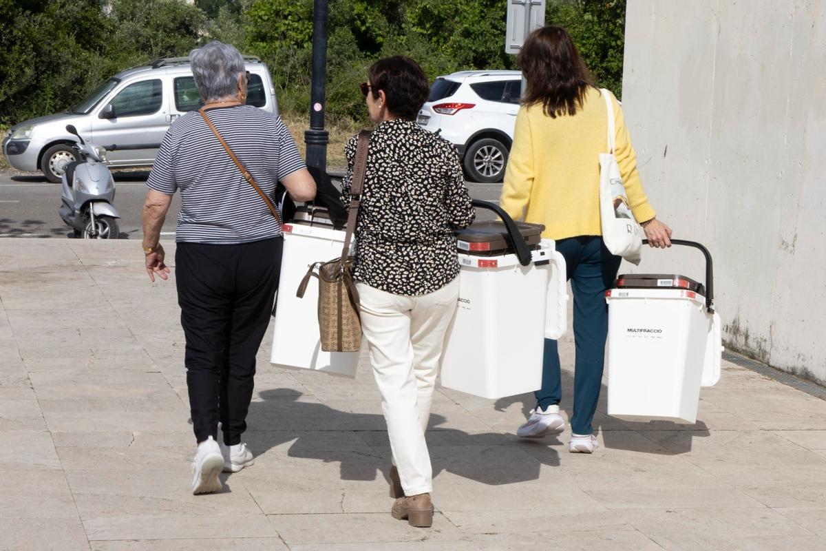 Varias vecinas salen con los nuevos cubos del modelo "puerta a puerta" en Ontinyent.