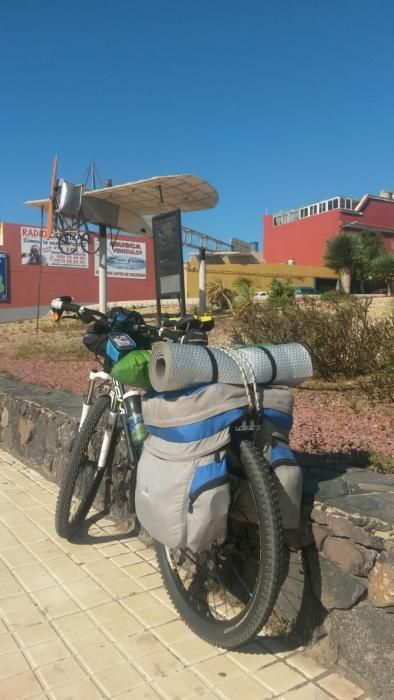 Antonio Mendoza viaja con su bicicleta