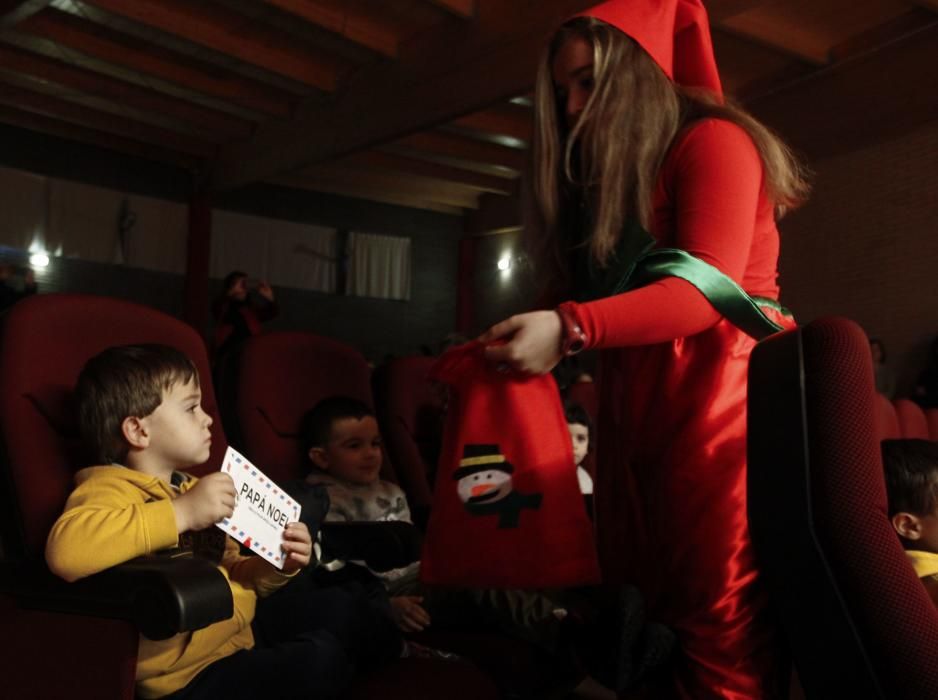 Actuación navideña de los alumnos del Instituto de La Corredoria para los niños de infantil