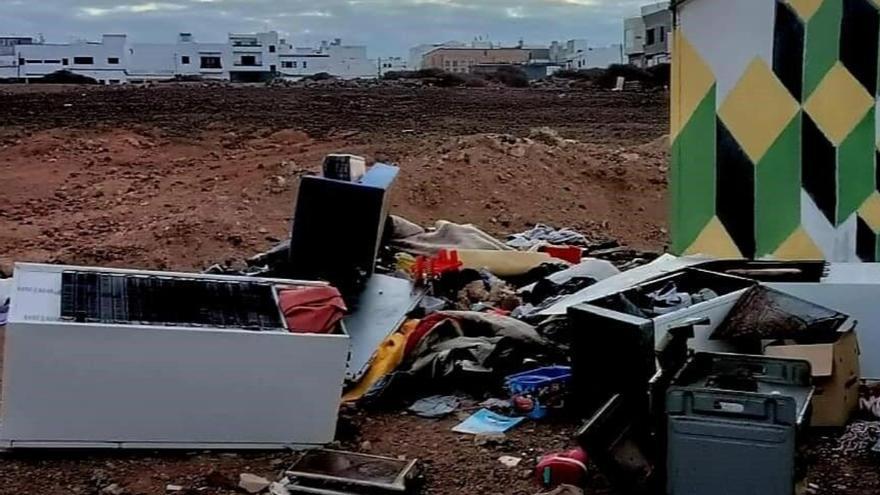 Un vecino tira muebles y electrodomésticos en un solar de Argana Alta, en Arrecife