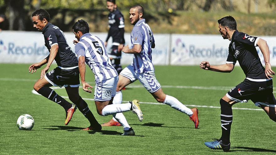 Valdo conduce el balón ante dos futbolistas del Valladolid, en el duelo disputado ayer en los campos anexos a José Zorrilla.