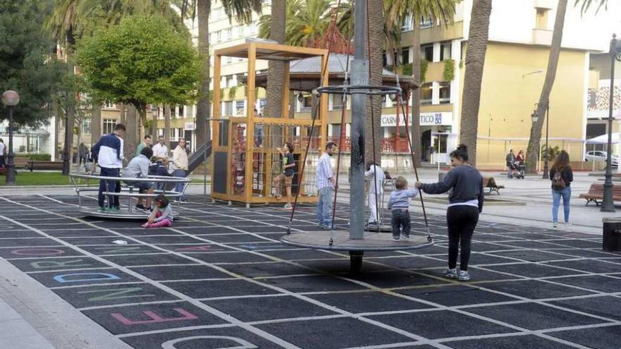 Familias juegan, ayer en una de las zonas infantiles de los jardines de Méndez Núñez.