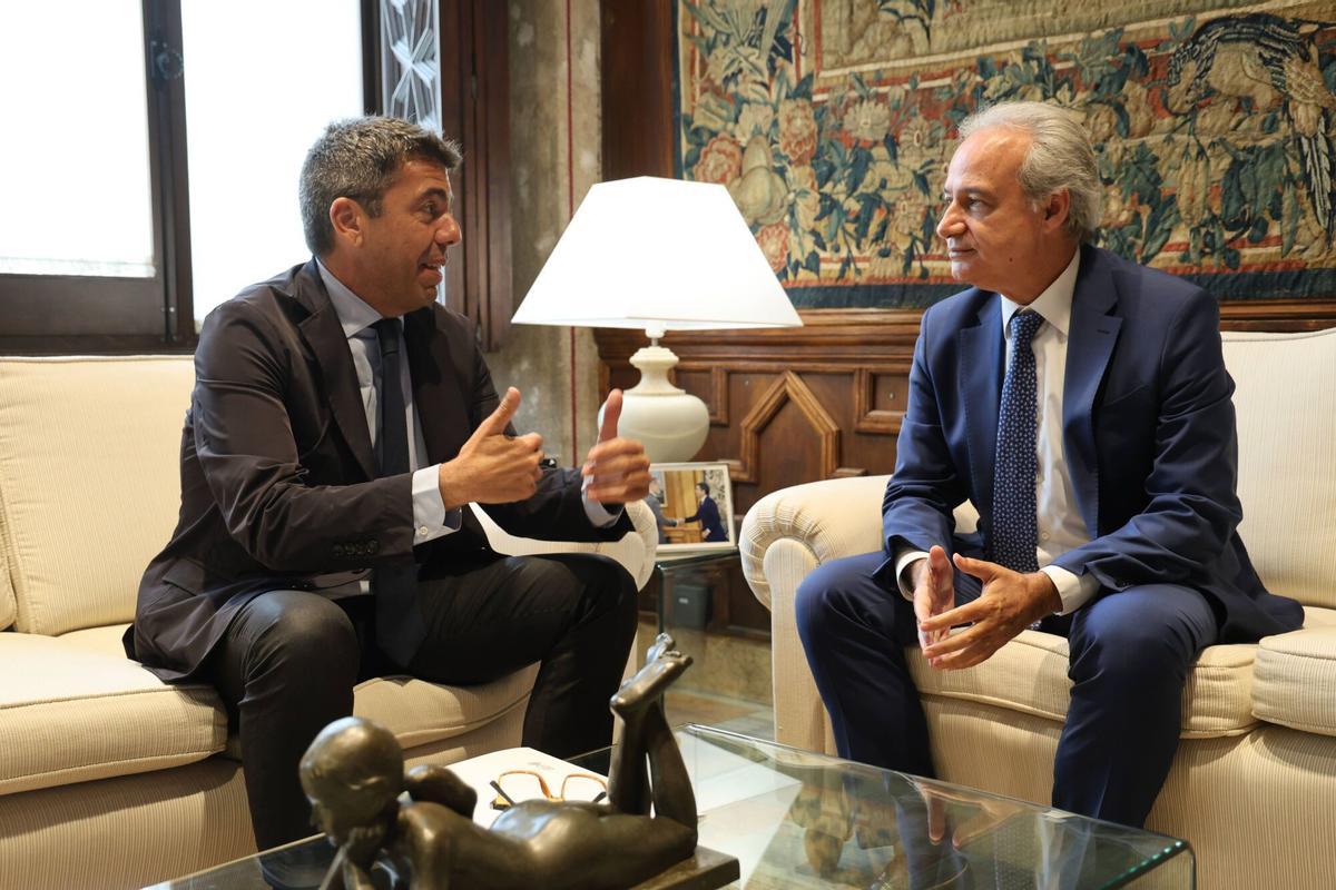 El alcalde de Utiel, Ricardo Gabaldón, en una reunión con el expresident, Carlos Mazón