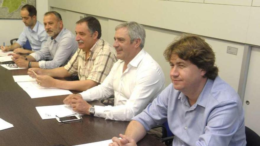 El alcalde de Arteixo, en primer término, durante una reunión del Consorcio el pasado mes de junio.