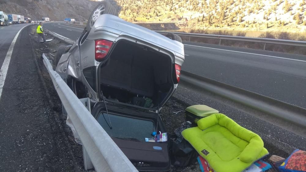 La autopista del Huerna, cortada por un accidente en Barrios de Luna