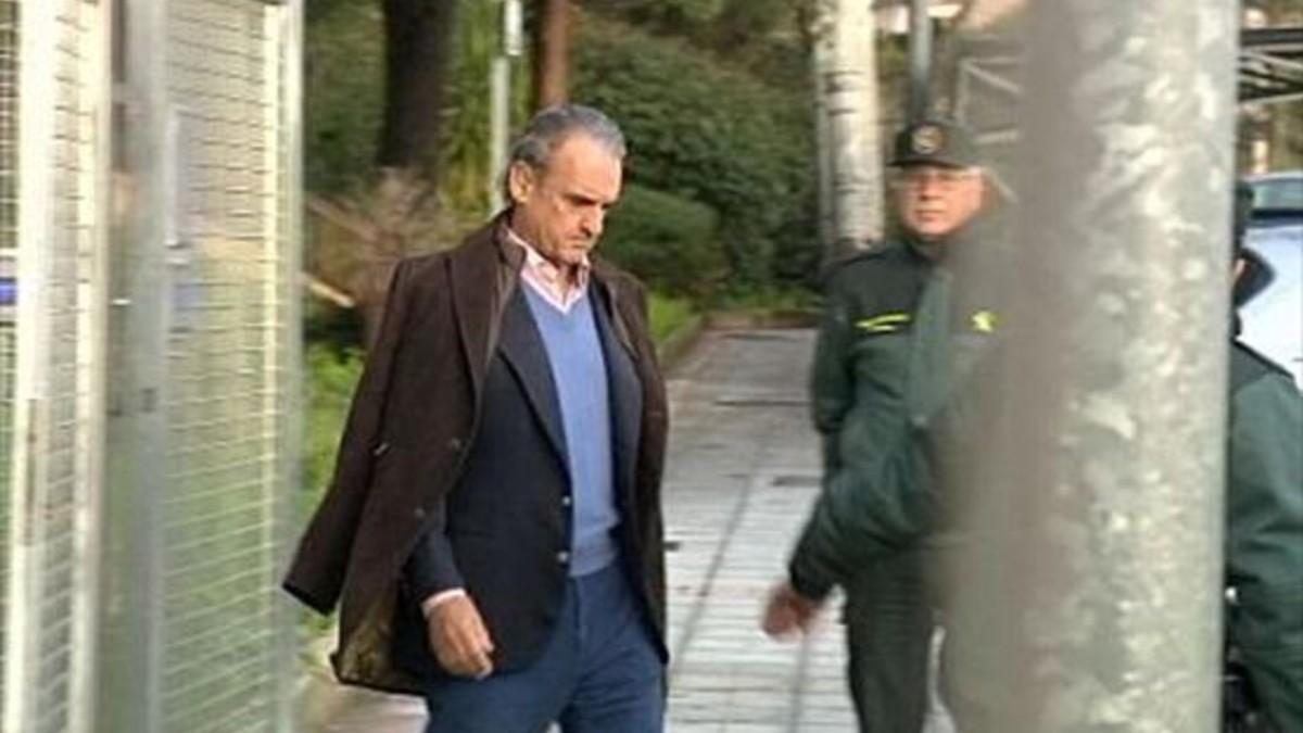 Mario Conde se dirige a la Audiencia Nacional, custodiado por la Guardia Civil, ayer.