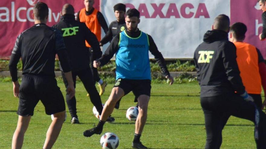 La plantilla realizó ayer el primer entrenamiento las la Navidad. | ZCF