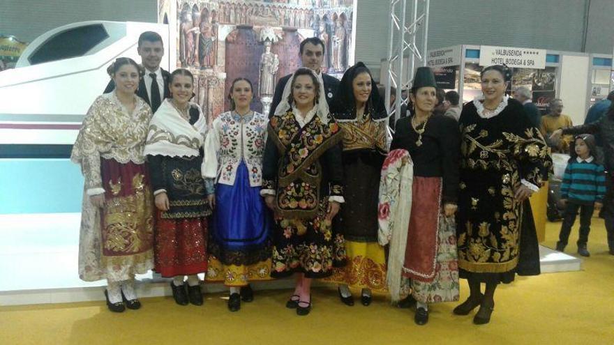 Tomás del Bien posa (centro) con las participantes en un desfile.