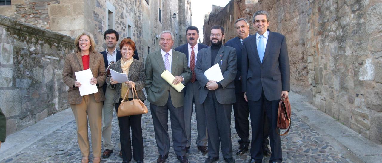 Primera asamblea de la capitalidad celebrada en Cáceres en el año 2003, con Carmen Heras y el exalcalde José María Saponi.