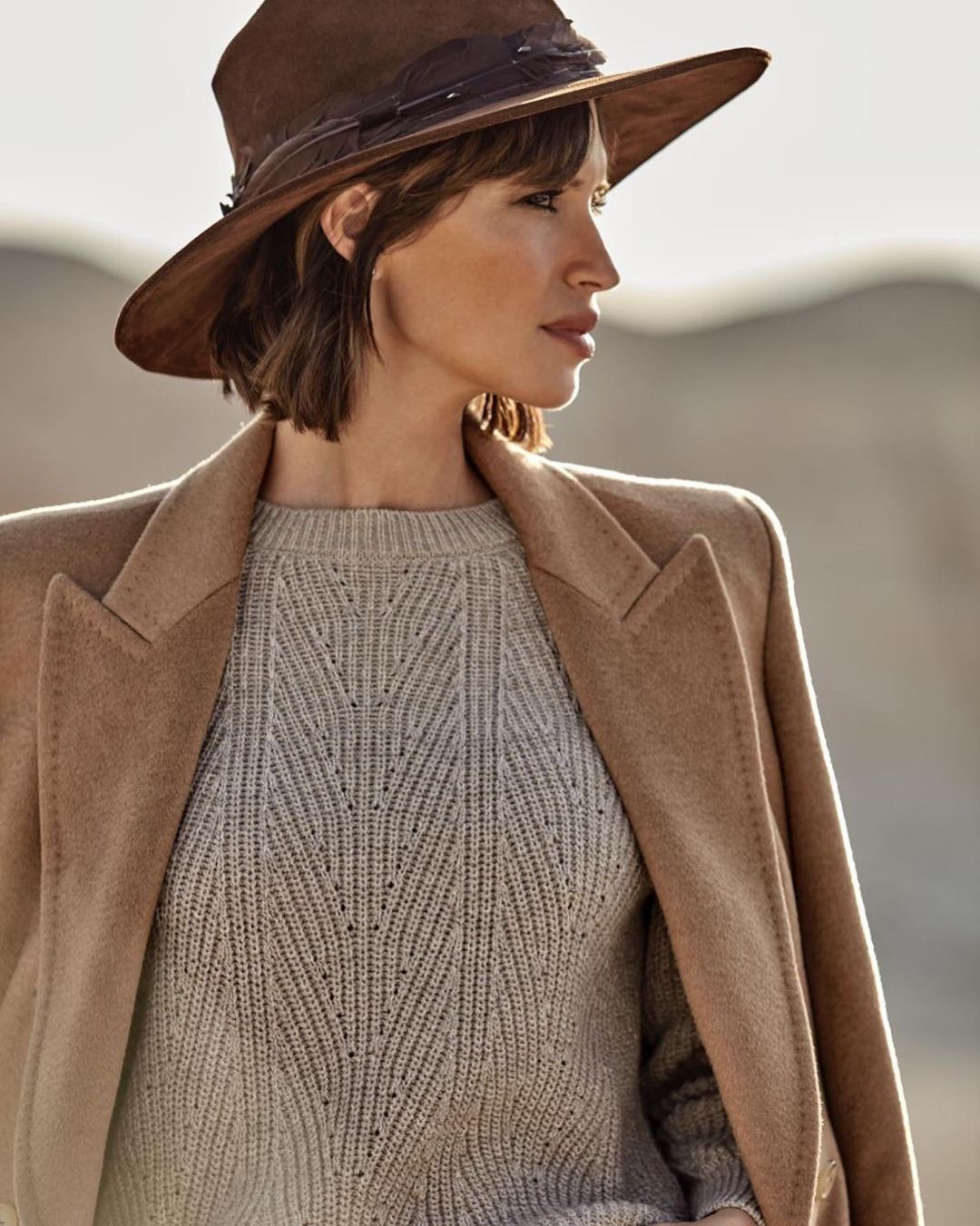 Sara Carbonero con jersey calado y sombrero de Slow Love