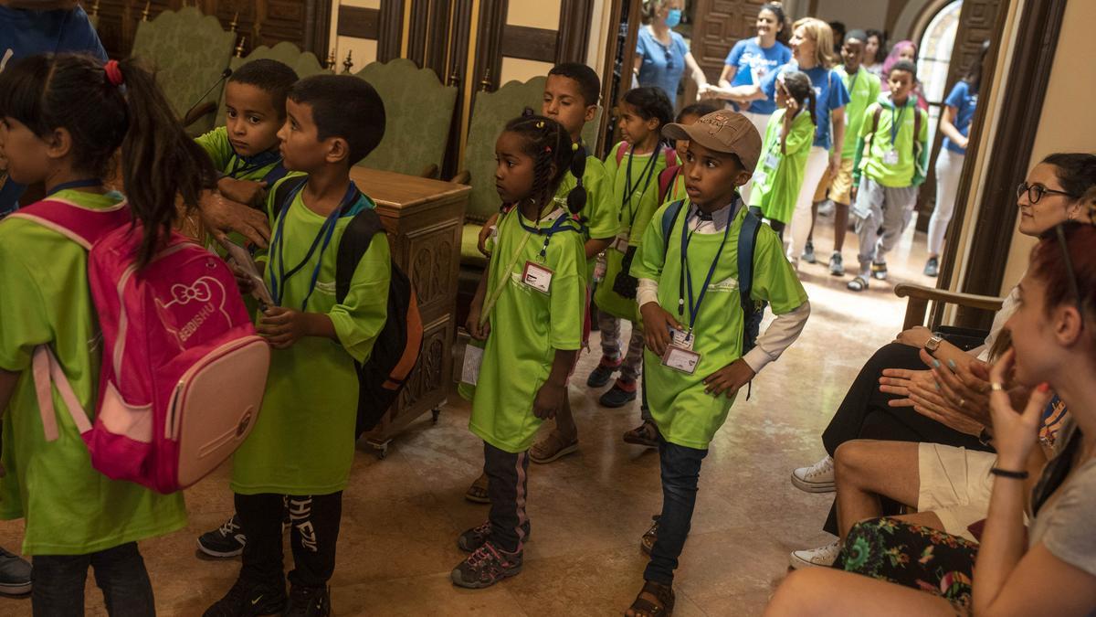 Los niños saharahuis a su llegada al salón de plenos