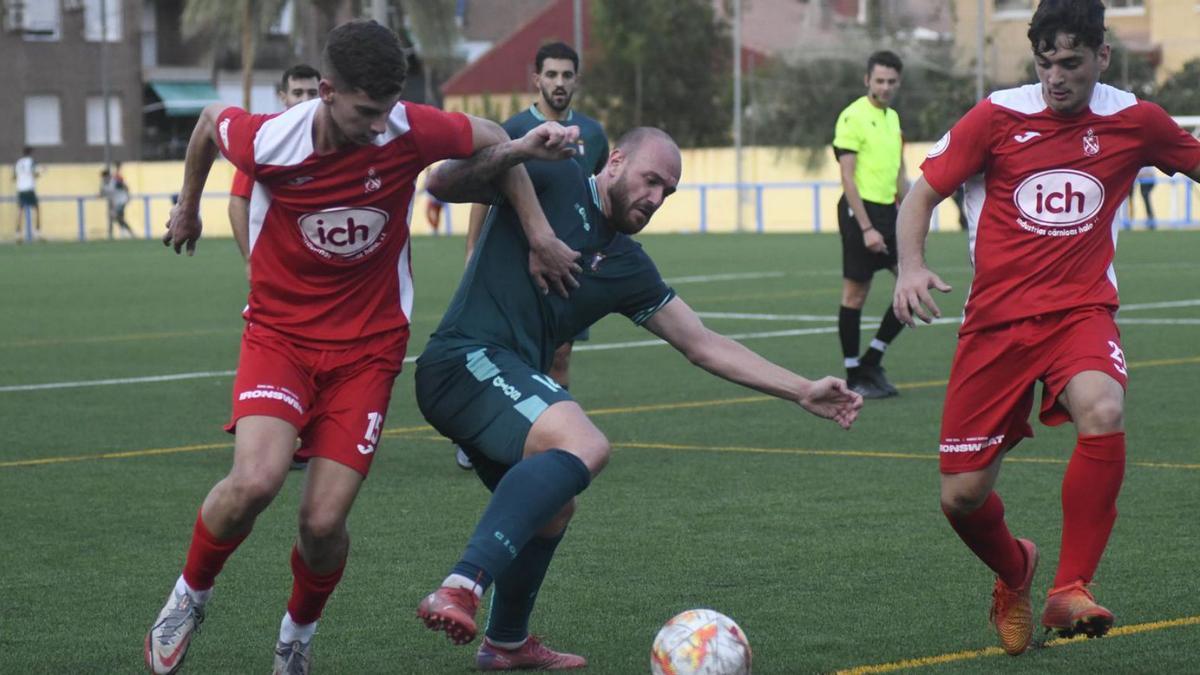 Una acción del encuentro entre El Palmar y el Lorca Deportiva disputado ayer.  | ISRAEL SÁNCHEZ