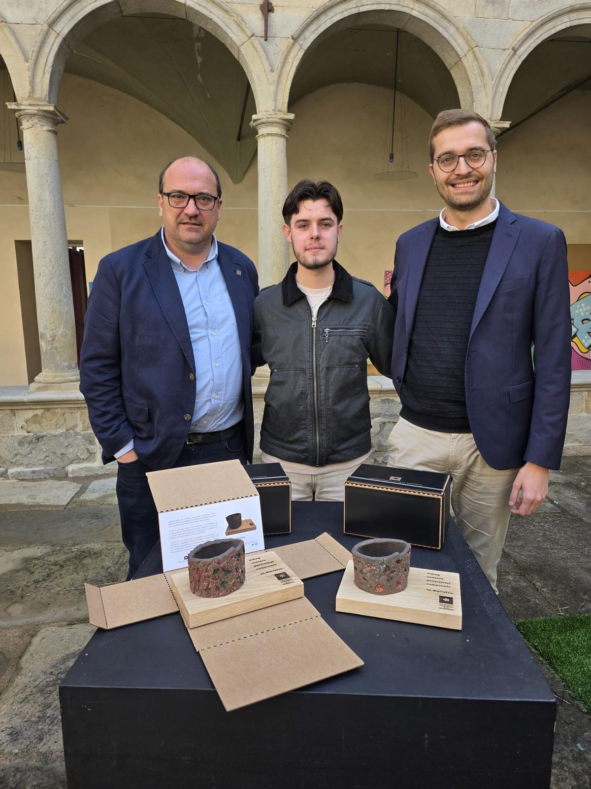 El claustre de l’Escola d’Art d’Olot va acollir la presentació de la nova Distinció Santi Reixach