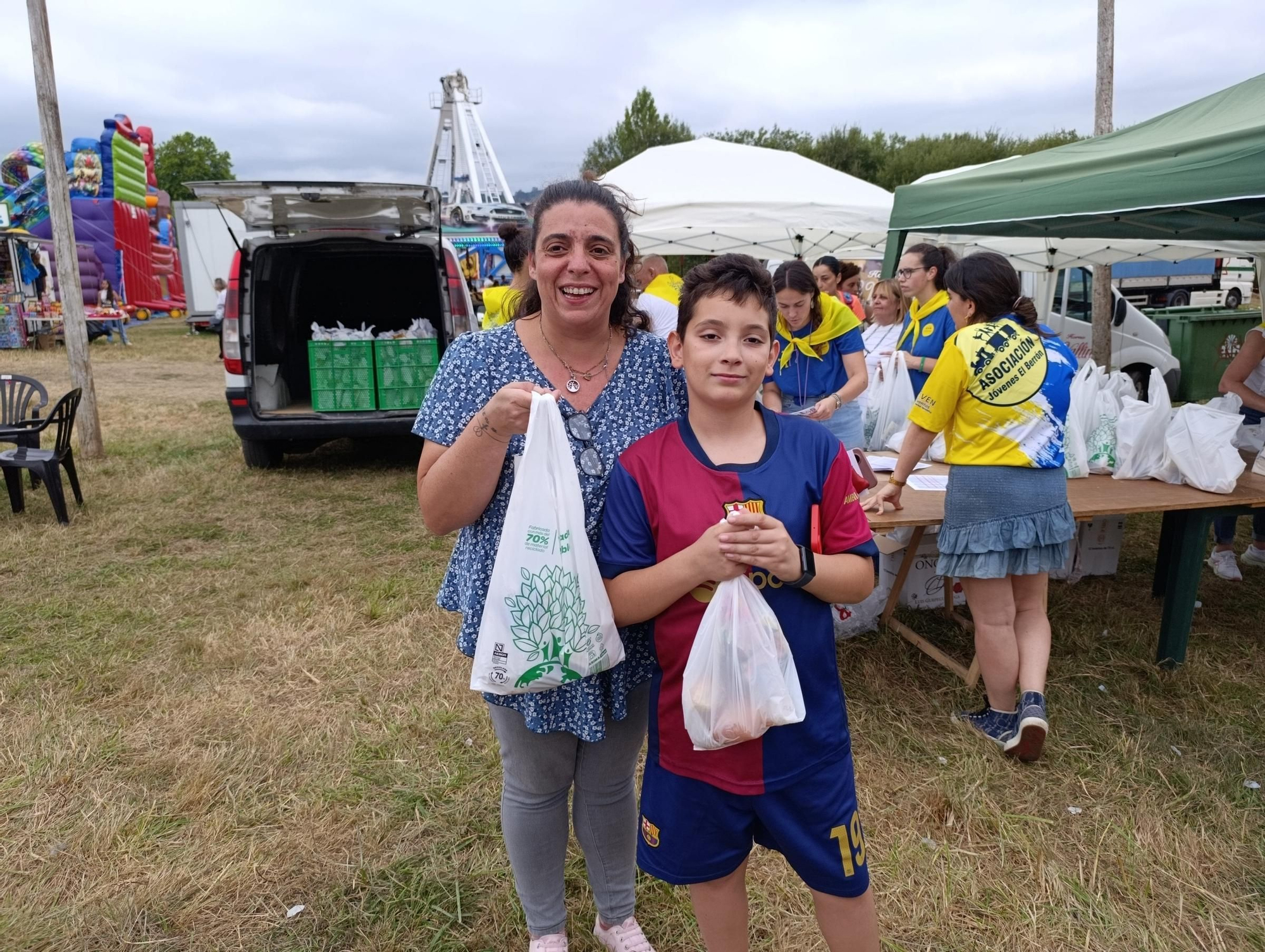 Mesa y mantel para más de mil personas en las fiestas de El Berrón