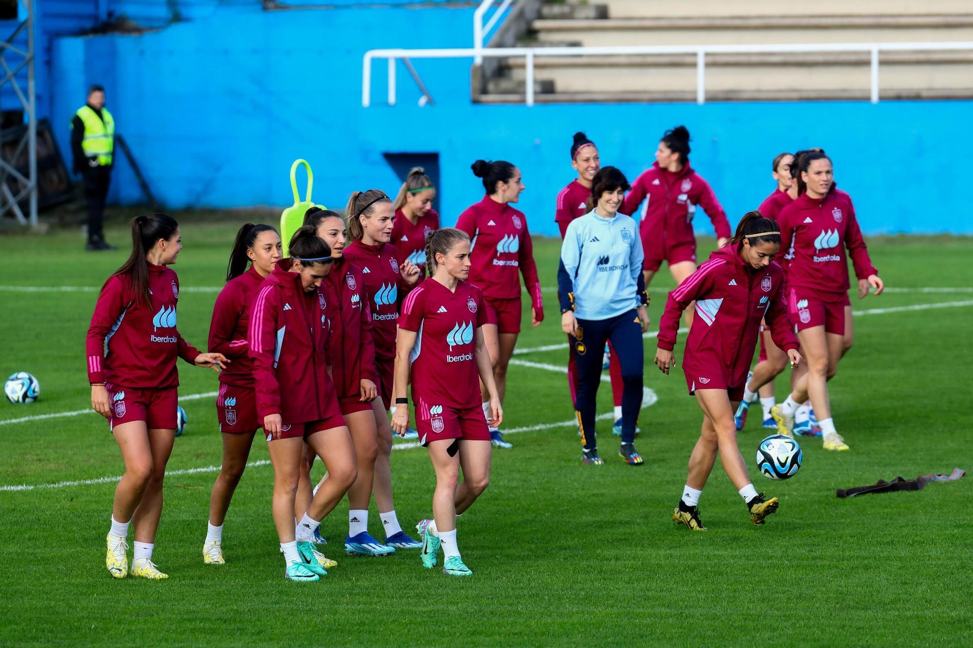 Las imágenes del histórico entrenamiento de la selección española femenina en Burgáns