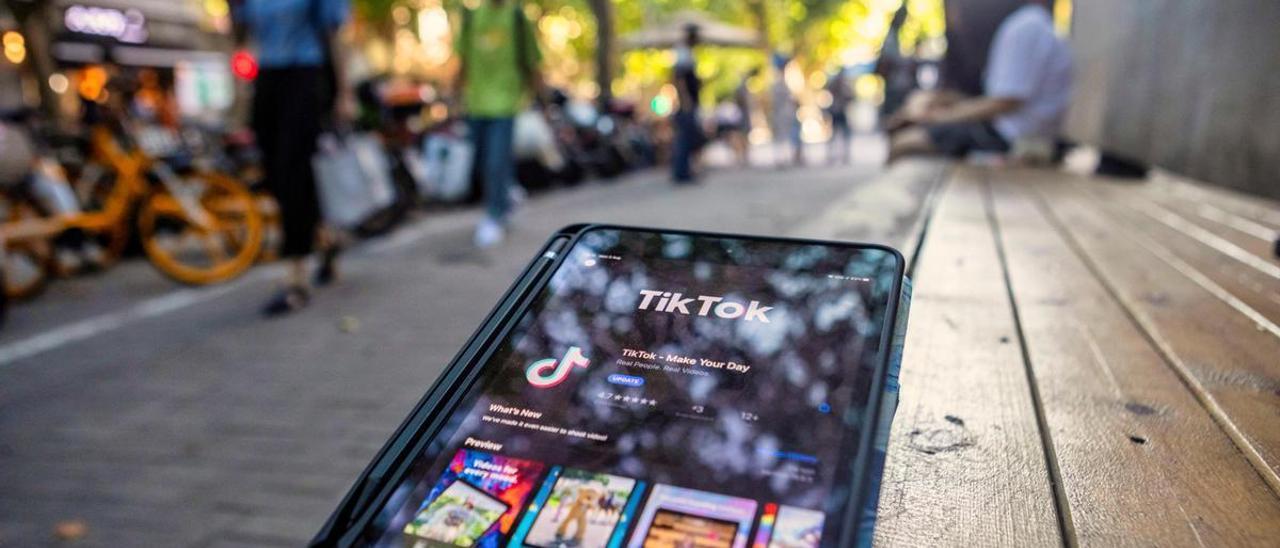 La aplicación TikTok en un teléfono móvil.