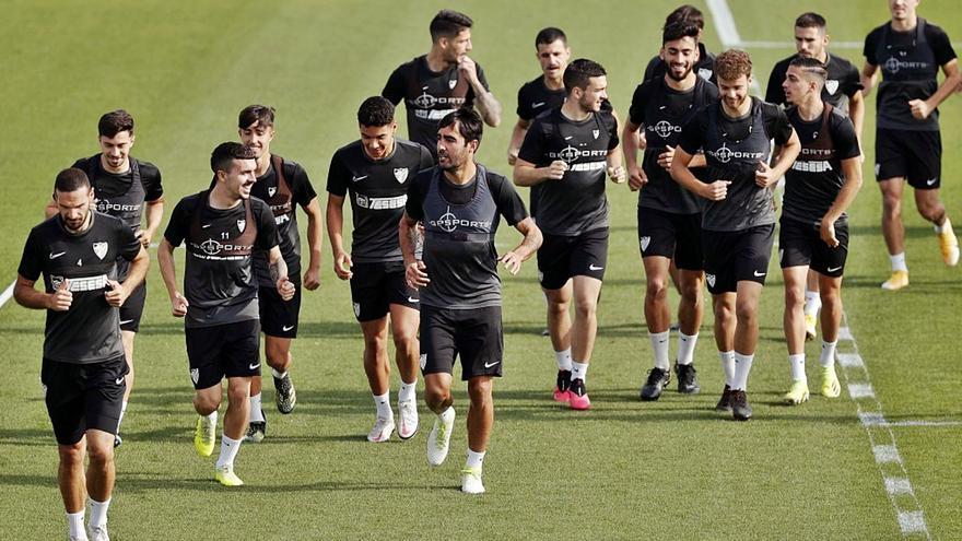 La plantilla del Málaga CF, durante un entrenamiento en el verde de Martiricos.