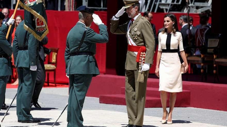 El Rey Felipe VI y la Reina Letizia, ayer, en el 175 aniversario de la Guardia Civil. // Efe