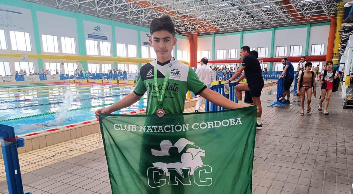 Aarón Millán (Natación Córdoba), con su medalla de bronce.